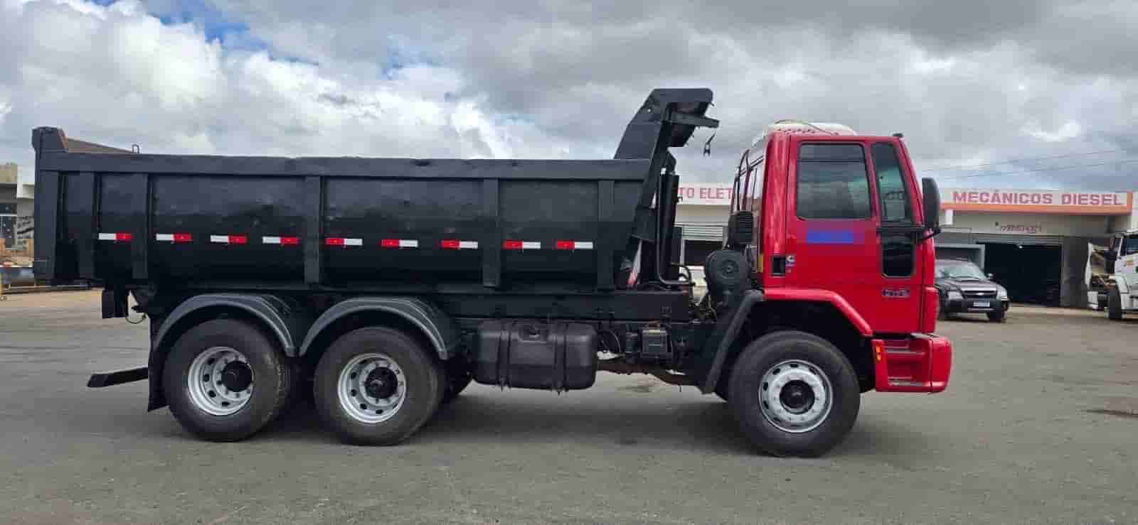 Caminhão Ford CARGO 2428 E T 8x2 2p (Diesel) 2010 - imagem de fundo