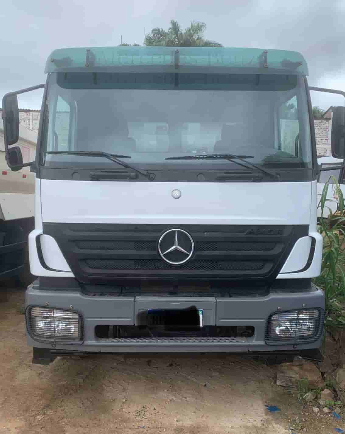 Caminhão Mercedes Benz 2831 2012 - imagem de fundo