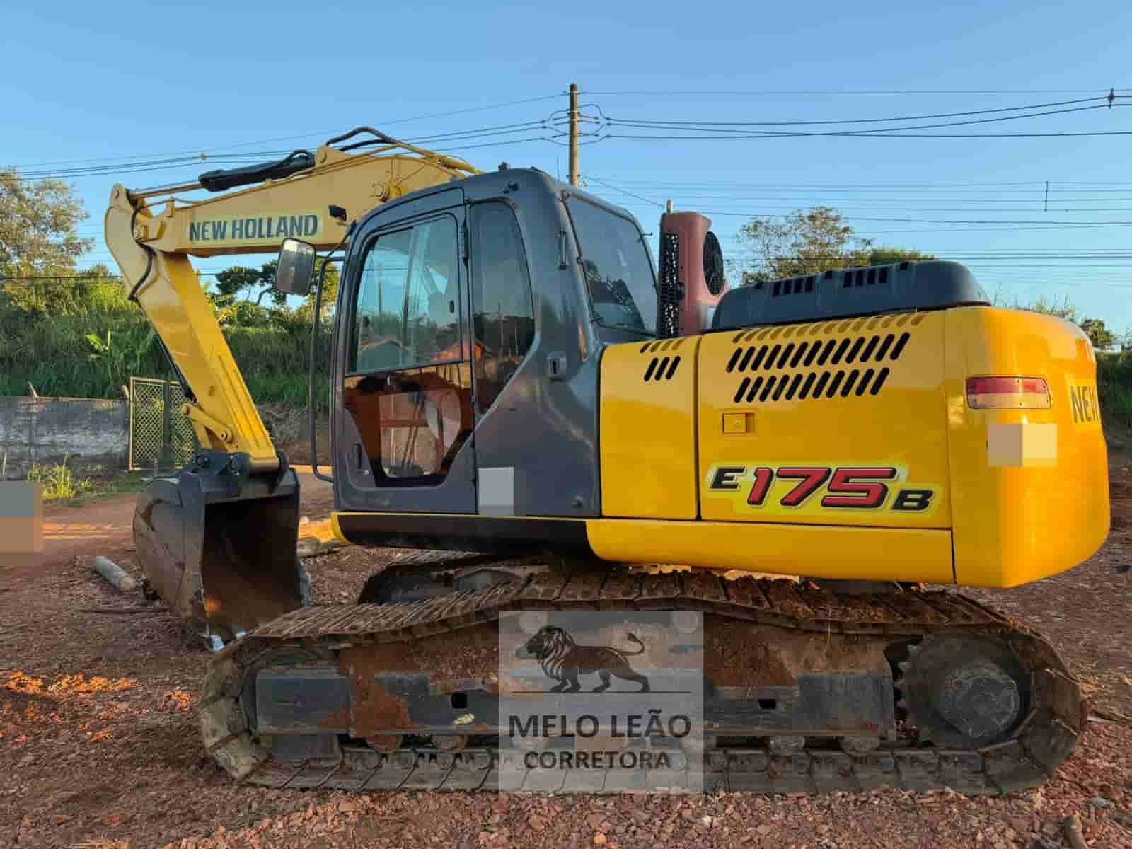 Escavadeira New Holland E175B 2012 - imagem de fundo