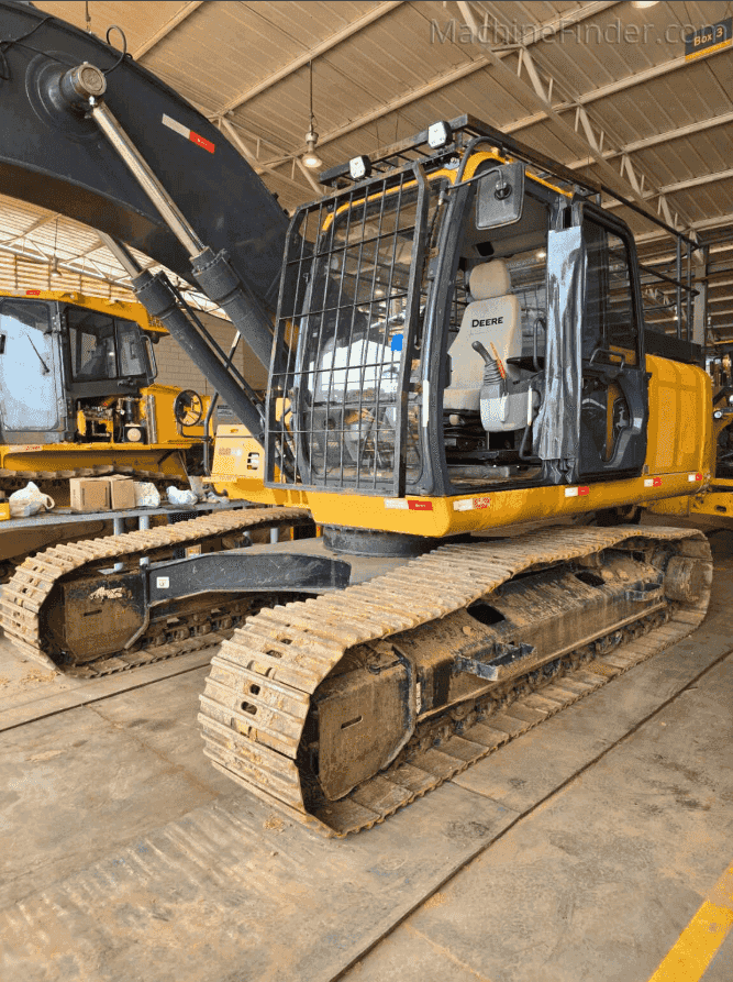 Escavadeira John Deere 210G 2022 - imagem de fundo