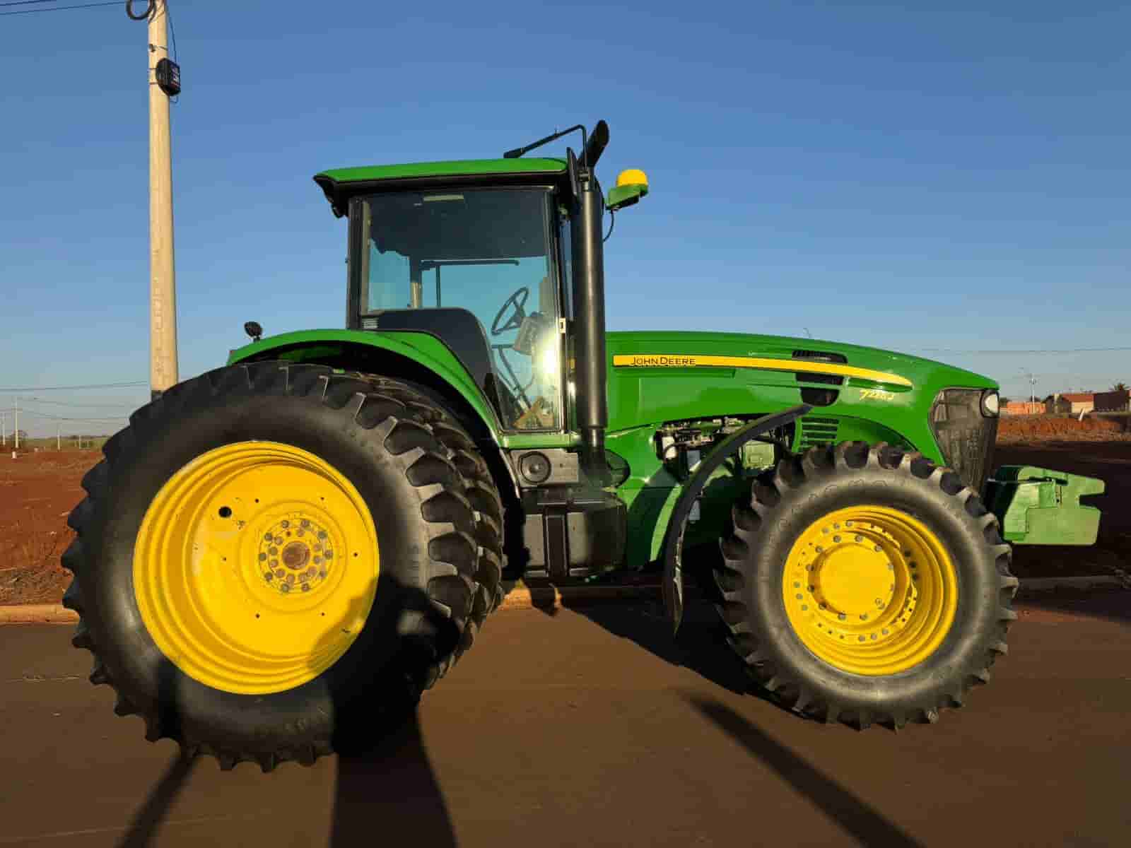 Trator agrícola John Deere 7225 J 2013 - imagem de fundo