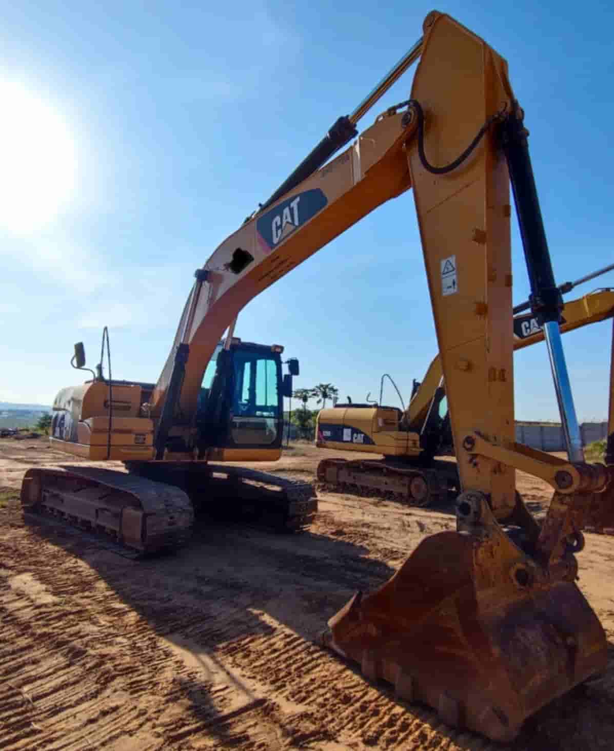 Escavadeira Caterpillar 320D 2012 - imagem de fundo