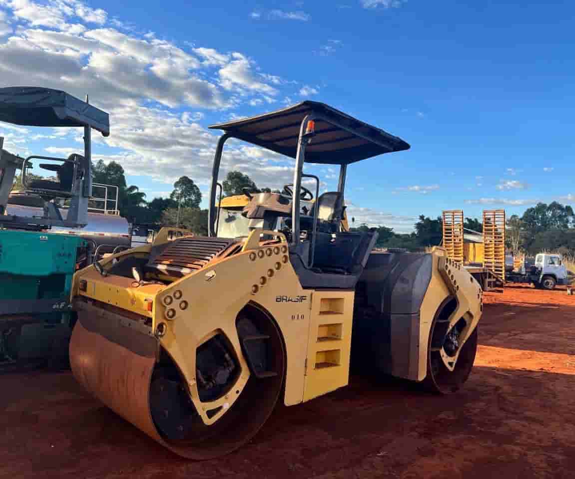 Rolo compactador TANDEM BOMAG BW161 2008 - imagem de fundo