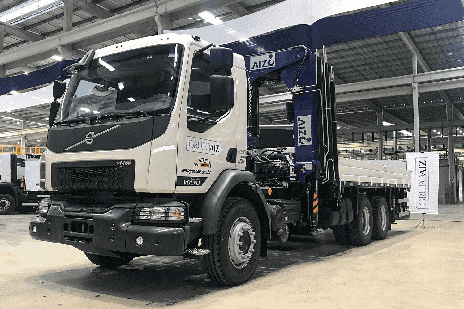 Caminhão Volvo VMX 290 6x4 2024 - imagem de fundo