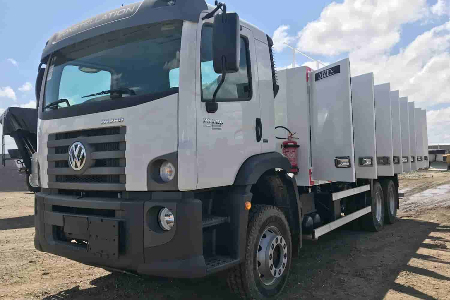 Caminhão Volkswagen Constellation 27.260 6x4 2024 - imagem de fundo
