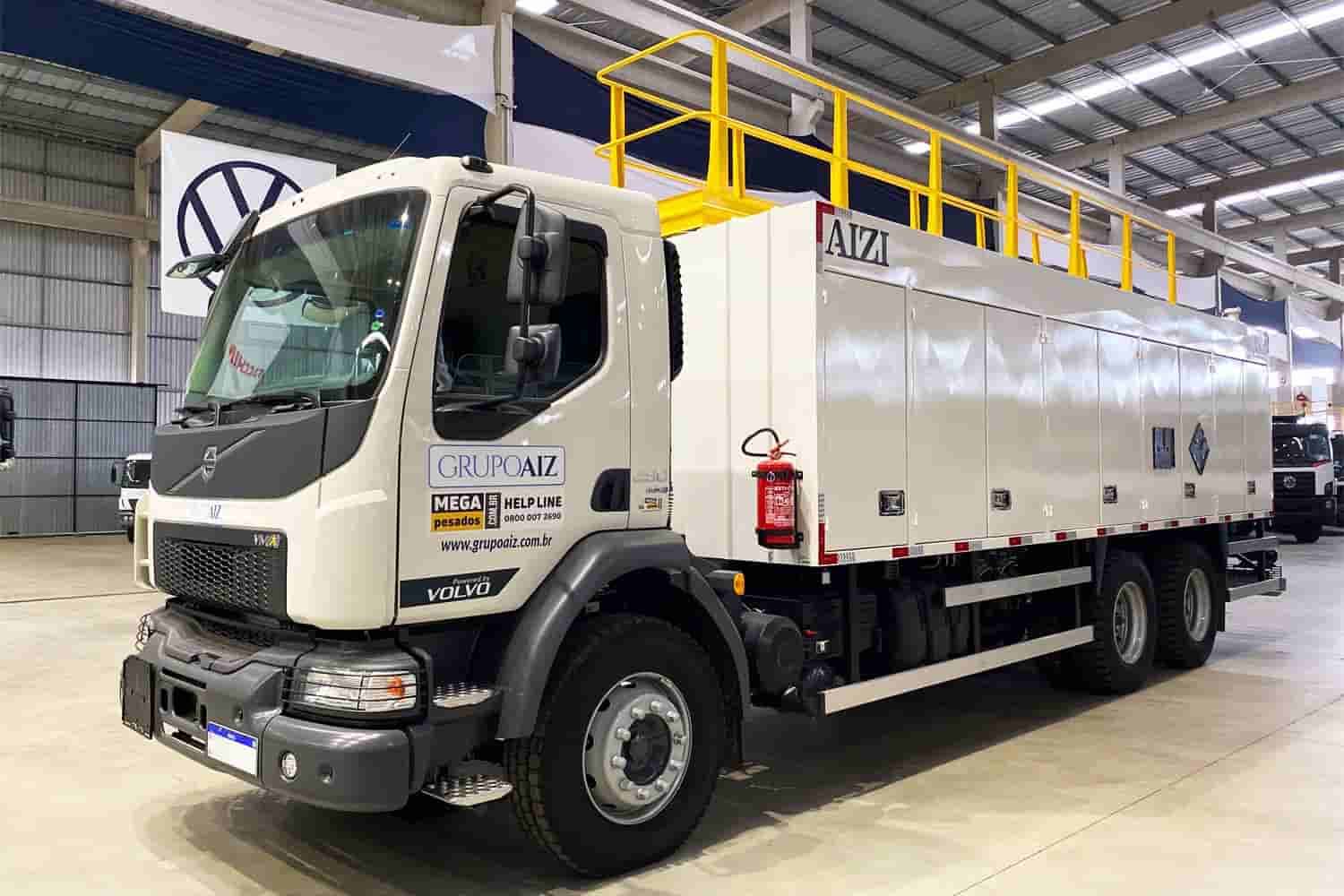 Caminhão Volvo VMX 290 6x4 2024 - imagem de fundo