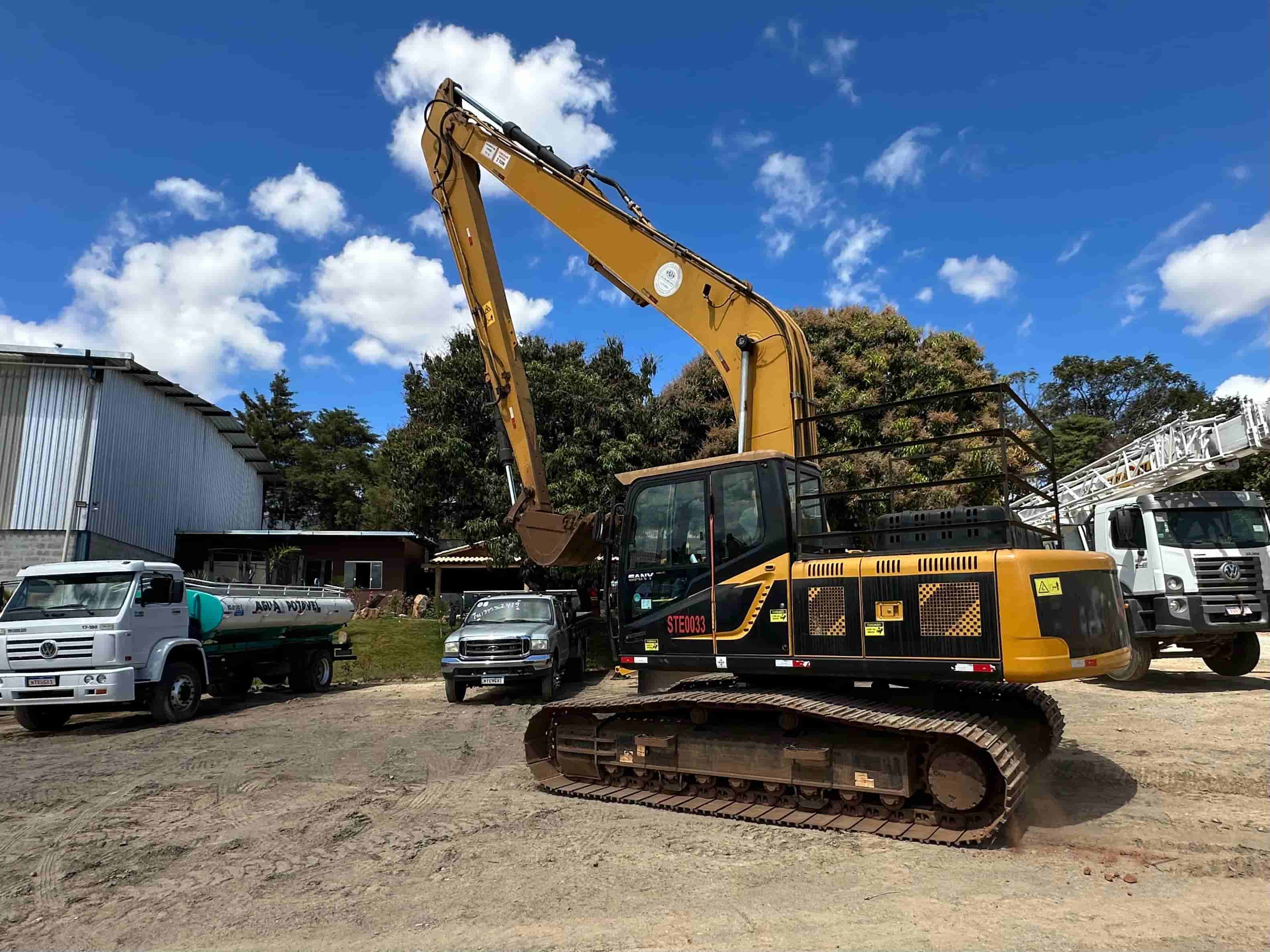 Escavadeira Sany SY215C Long Heach 2022 - imagem de fundo
