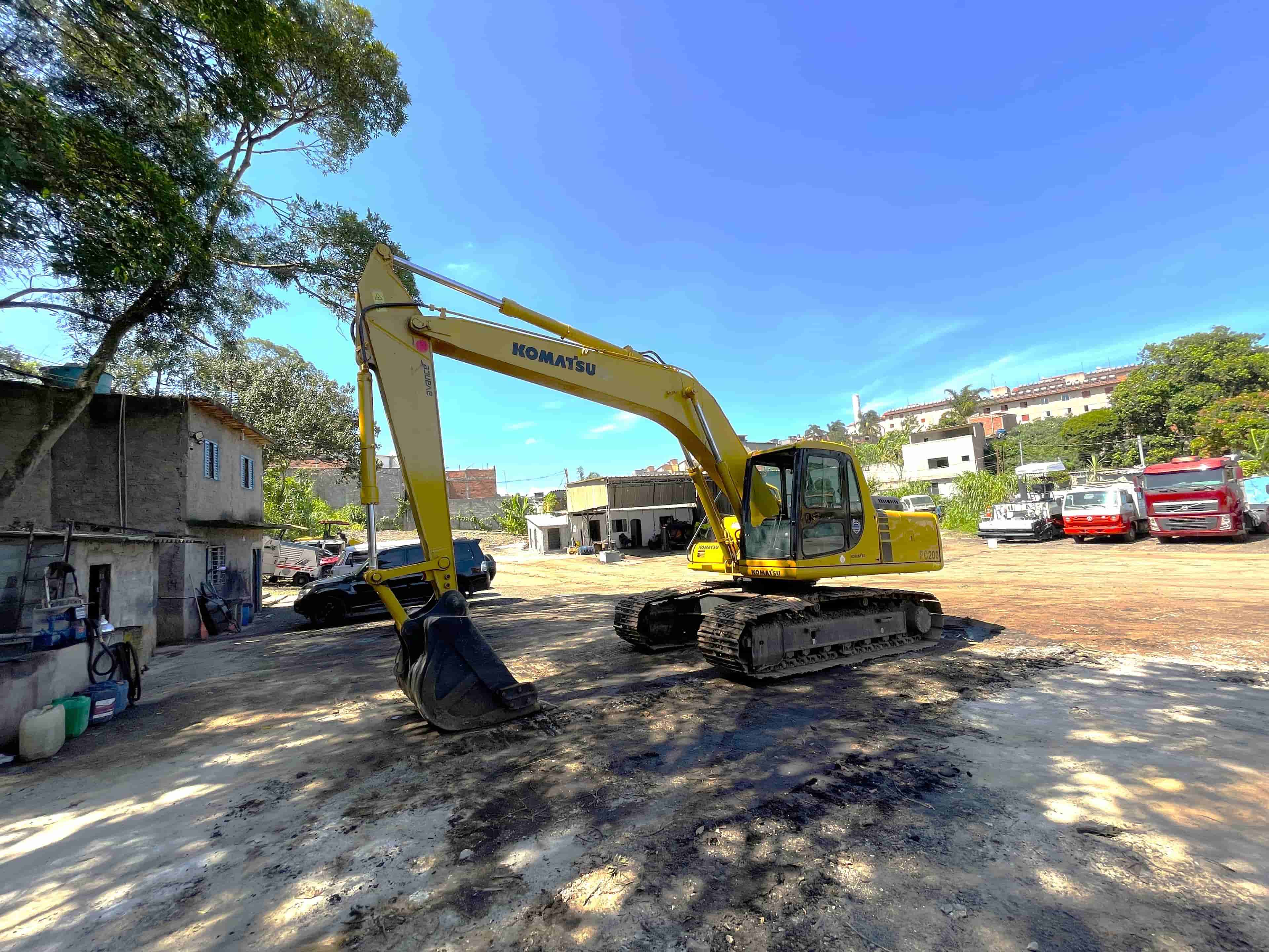 Escavadeira Komatsu PC200 2005 - imagem de fundo