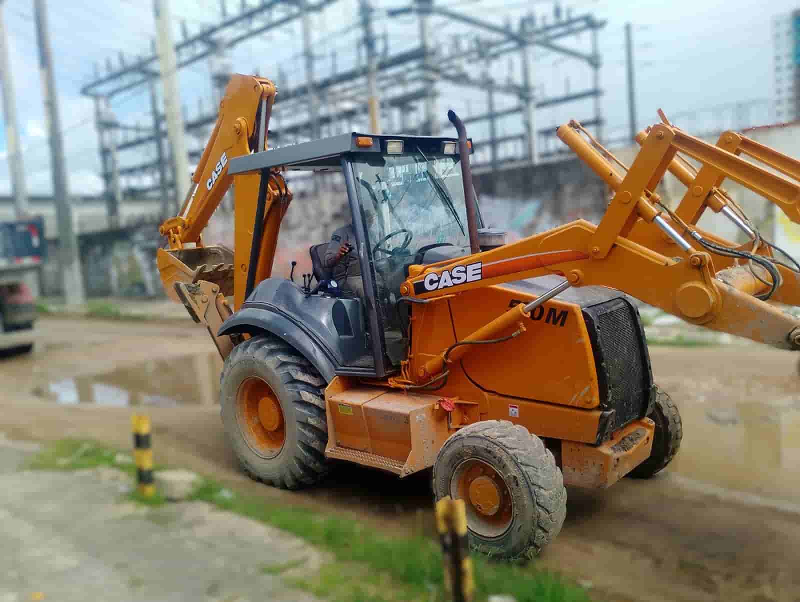 Retroescavadeira Case 580M 4X4 2011 - imagem de fundo