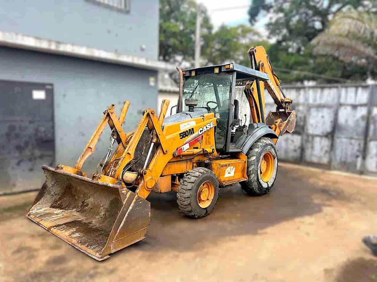 Retroescavadeira Case 580M 4X4 2011 - imagem de fundo