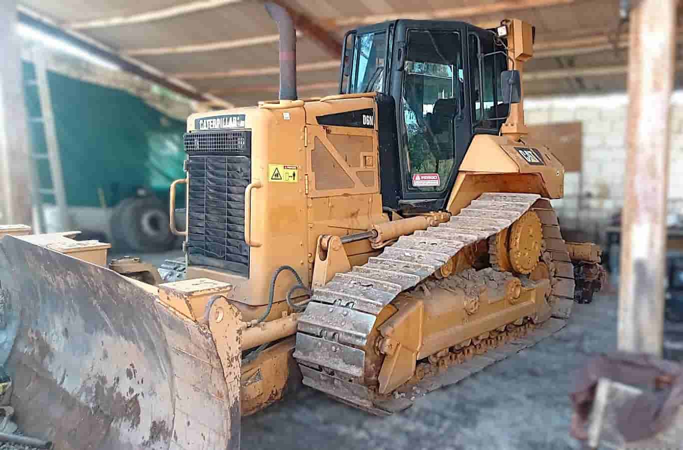 Trator de esteira Caterpillar D6N 2011 - imagem de fundo