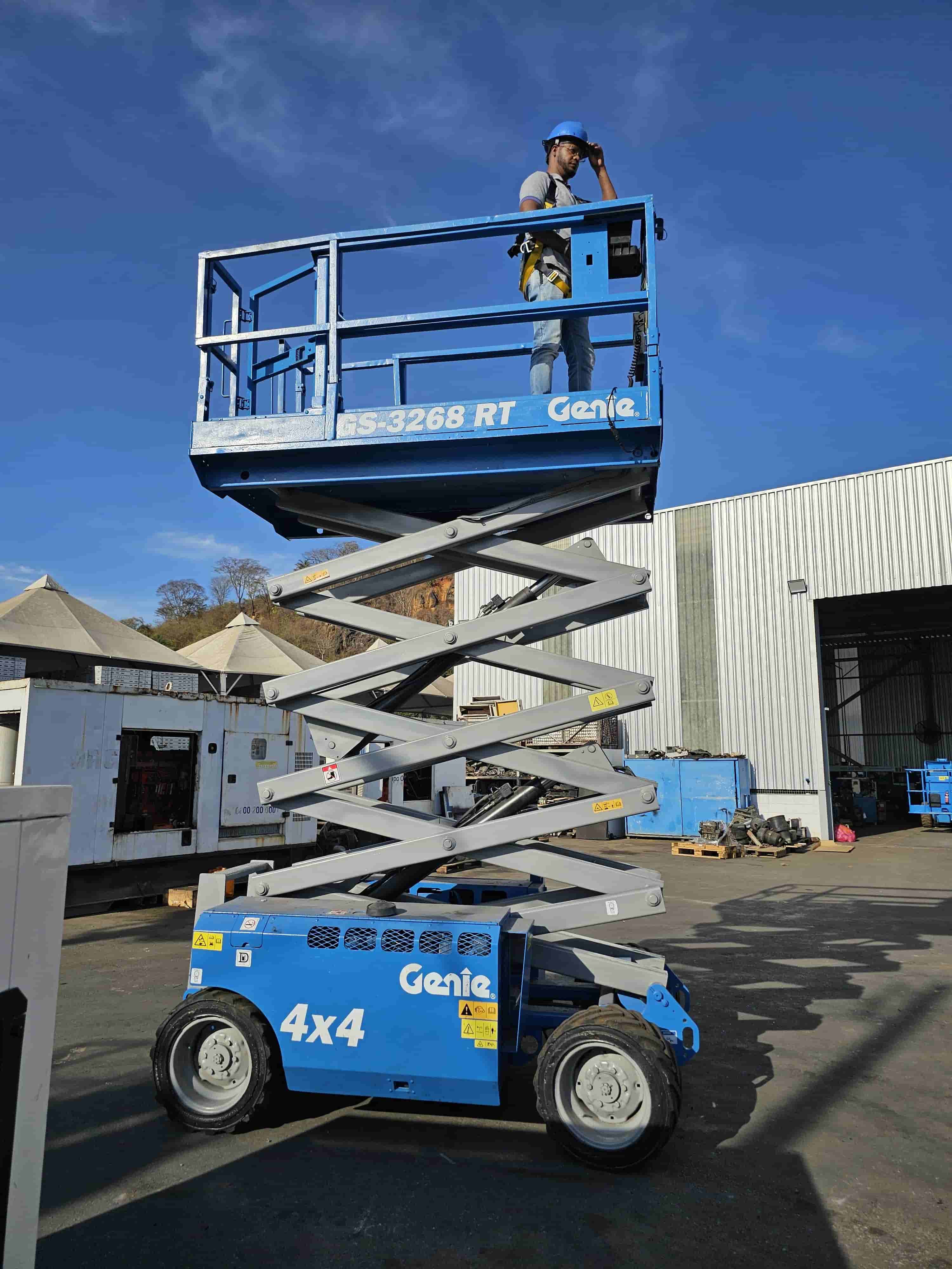 Plataforma elevatória Genie GS 3268 RT 2010 - imagem de fundo