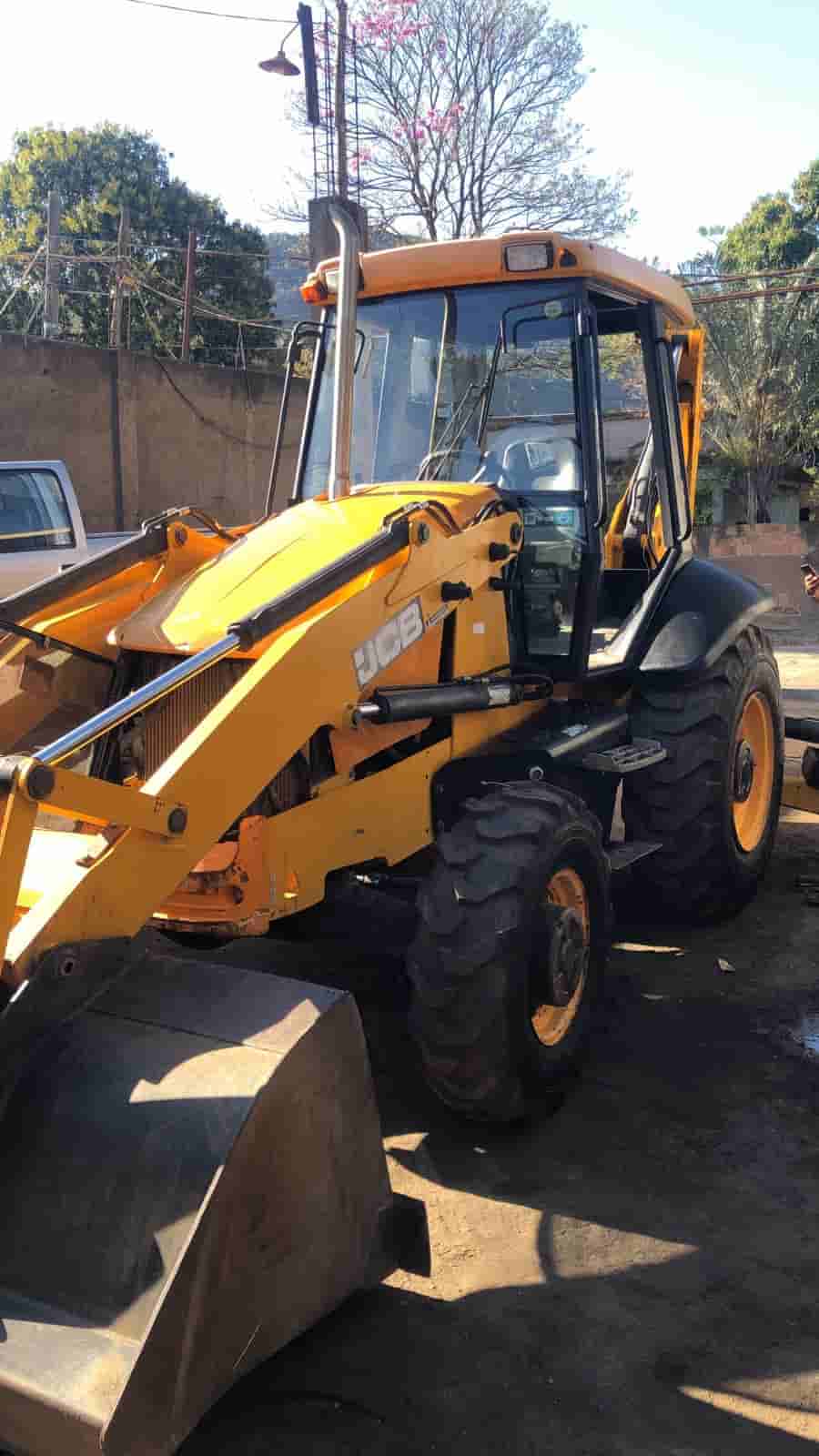Retroescavadeira JCB 3C PLUS 4X4 2015 - imagem de fundo