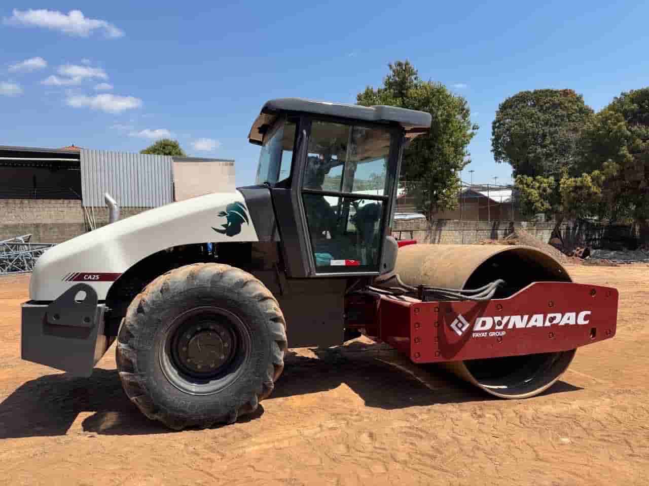 Rolo compactador Dynapac CA25 LISO 2020 - imagem de fundo