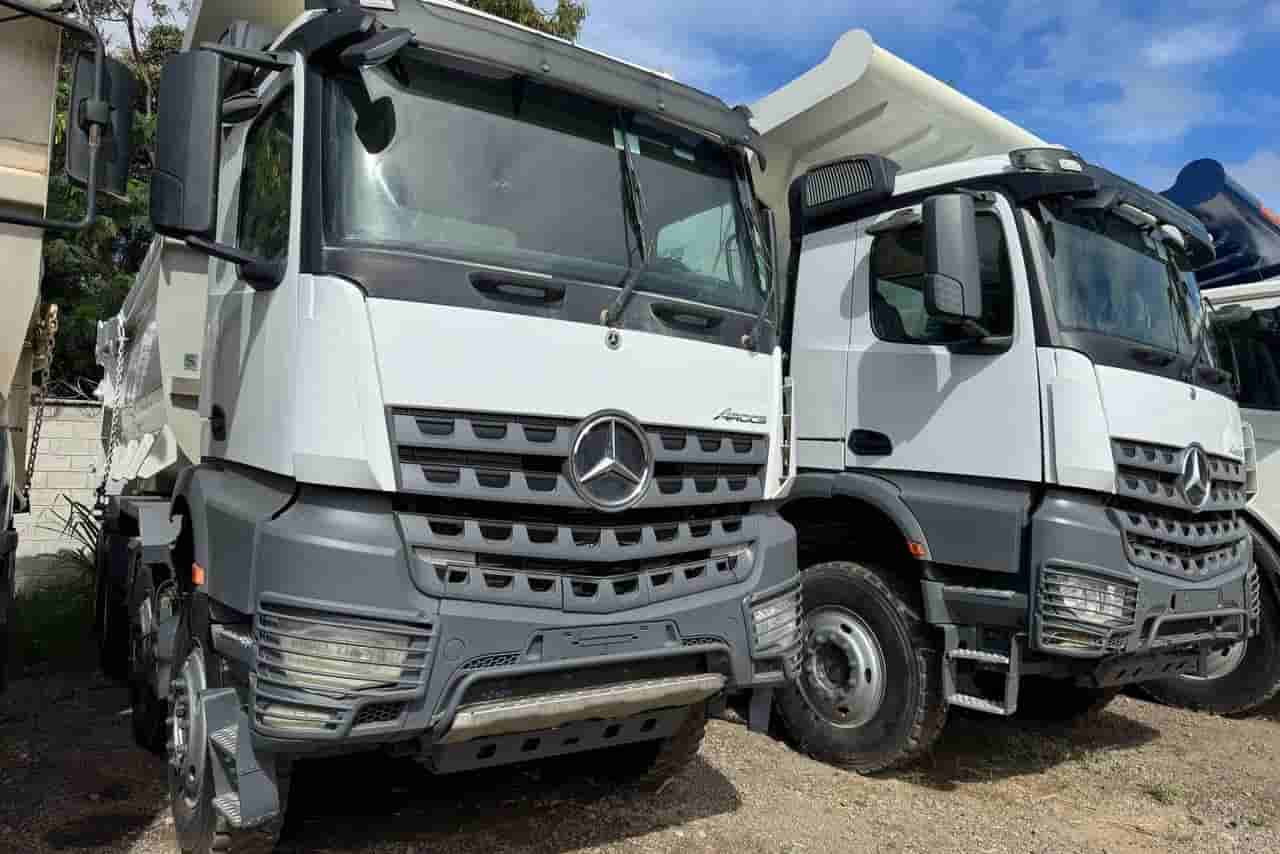 Caminhão Mercedes Benz Arocs 4851 8x4 2022 - imagem de fundo