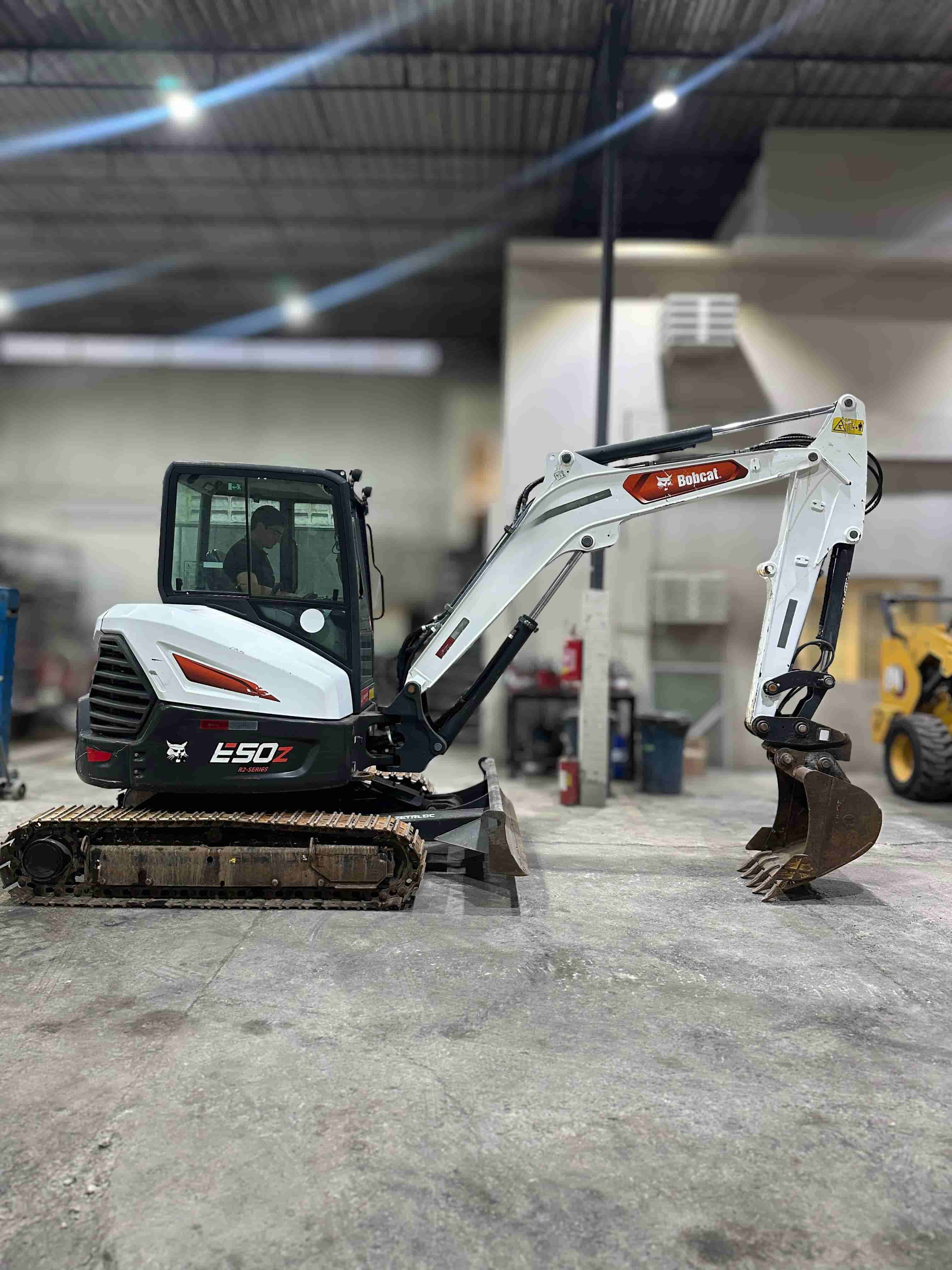 Mini Escavadeira Bobcat E50 2022 - imagem de fundo