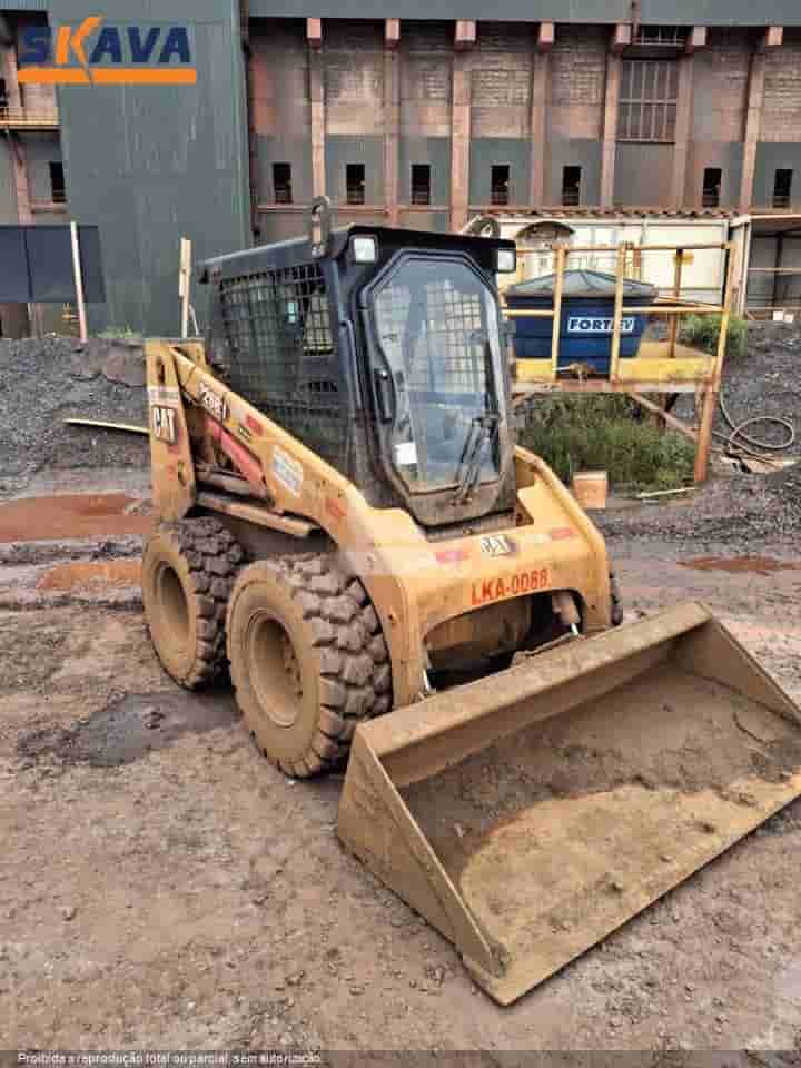 Mini Carregadeira Caterpillar 226B 2020 - imagem de fundo