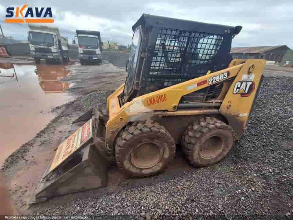 Mini Carregadeira Caterpillar 226B 2021 - imagem de fundo