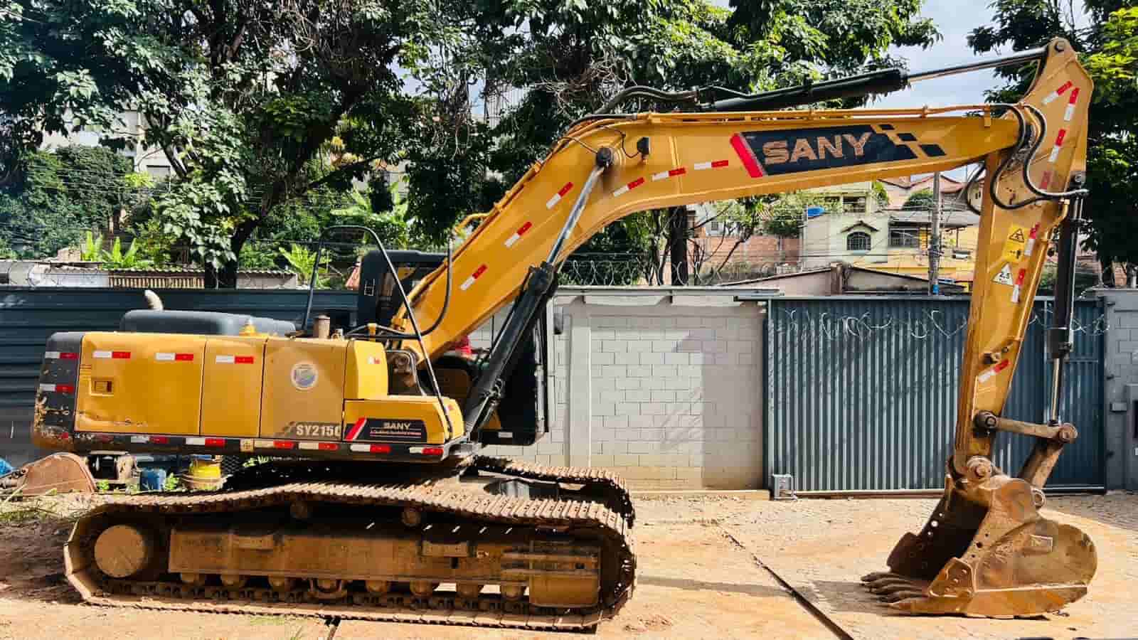 Escavadeira Sany SY215C 2015 - imagem de fundo