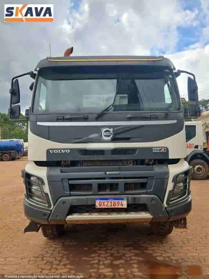 Caminhão Volvo FMX 500 8X4 2020 - imagem de fundo