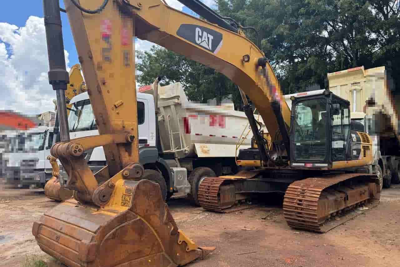Escavadeira Caterpillar 336D2L 2017 - imagem de fundo