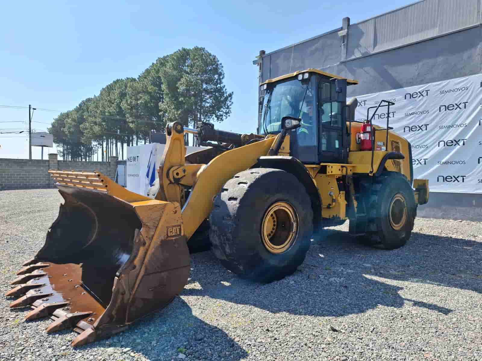 Pá Carregadeira Caterpillar  966L 2020 - imagem de fundo