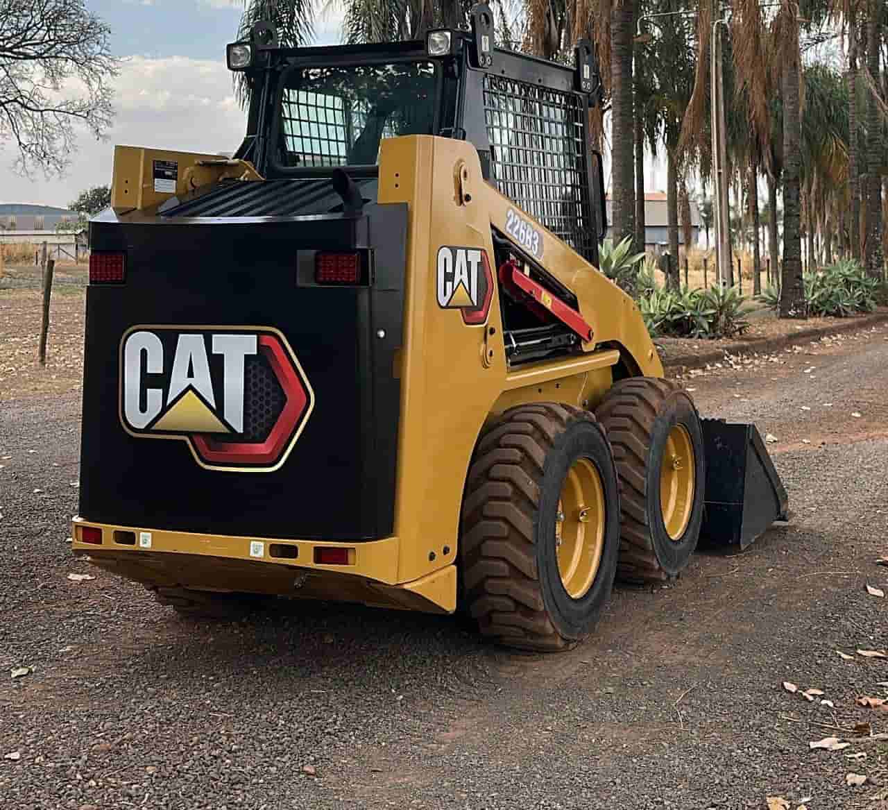 Mini Carregadeira Caterpillar 226B3 2024 - imagem de fundo