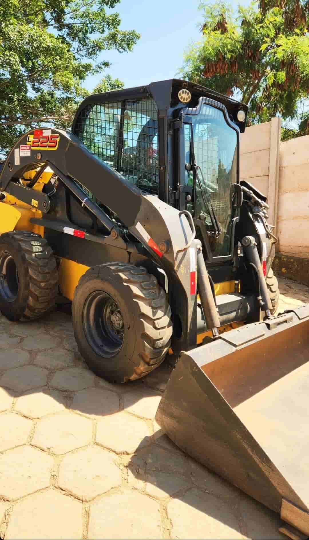 Mini Carregadeira New Holland L225 2019 - imagem de fundo