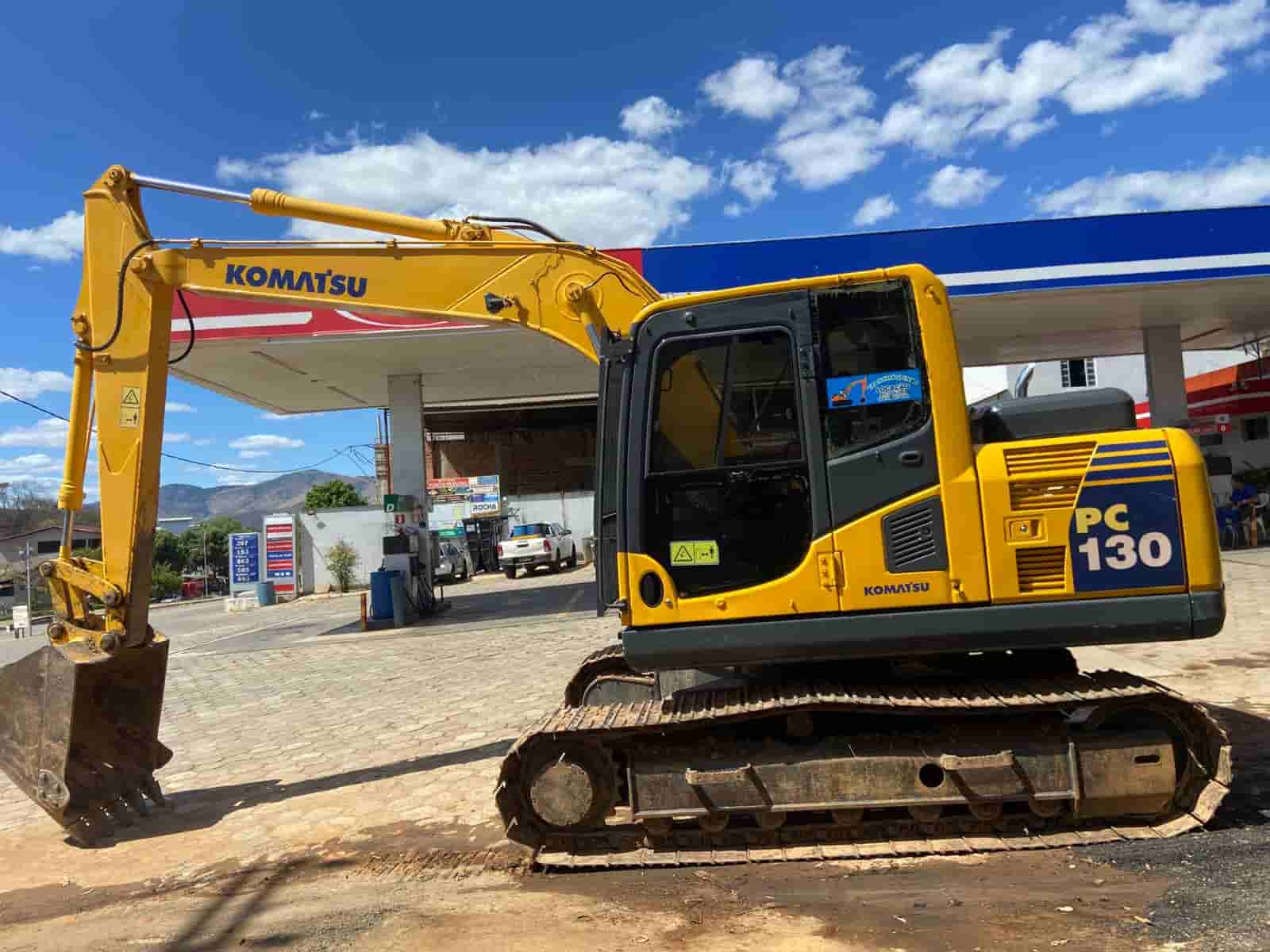 Escavadeira Komatsu PC130 2014 - imagem de fundo