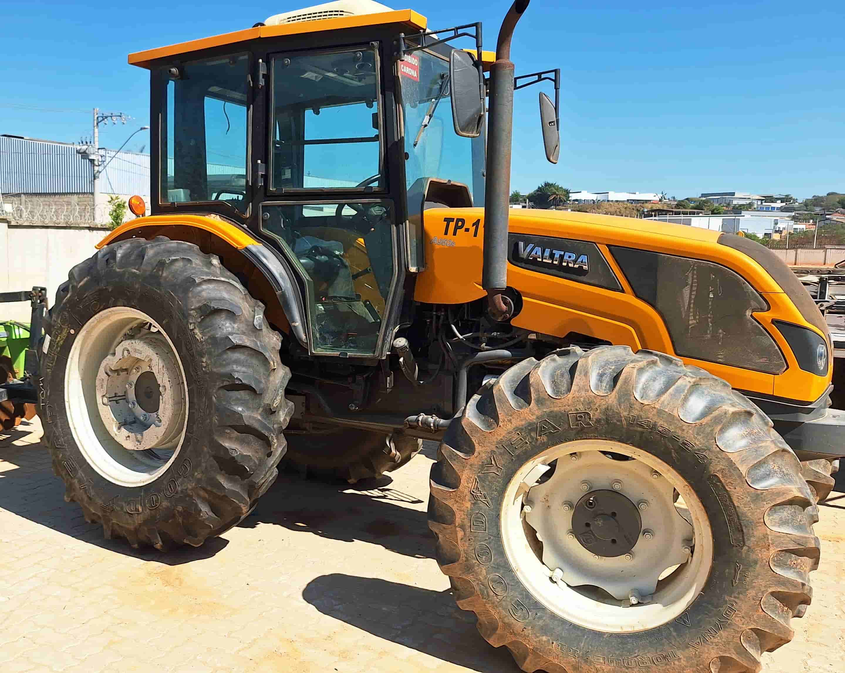 Trator agrícola Valtra A950R 2021 - imagem de fundo