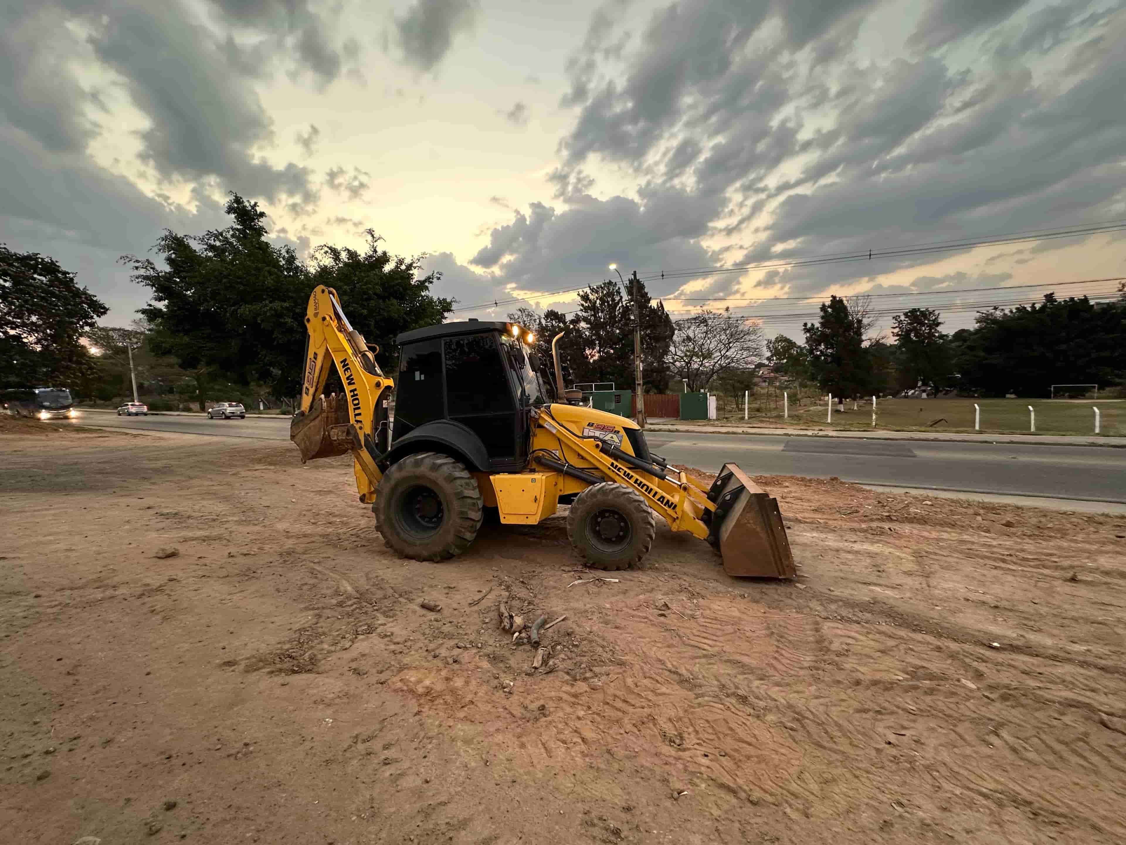 Retroescavadeira New Holland B95 4X4 2023 - imagem de fundo