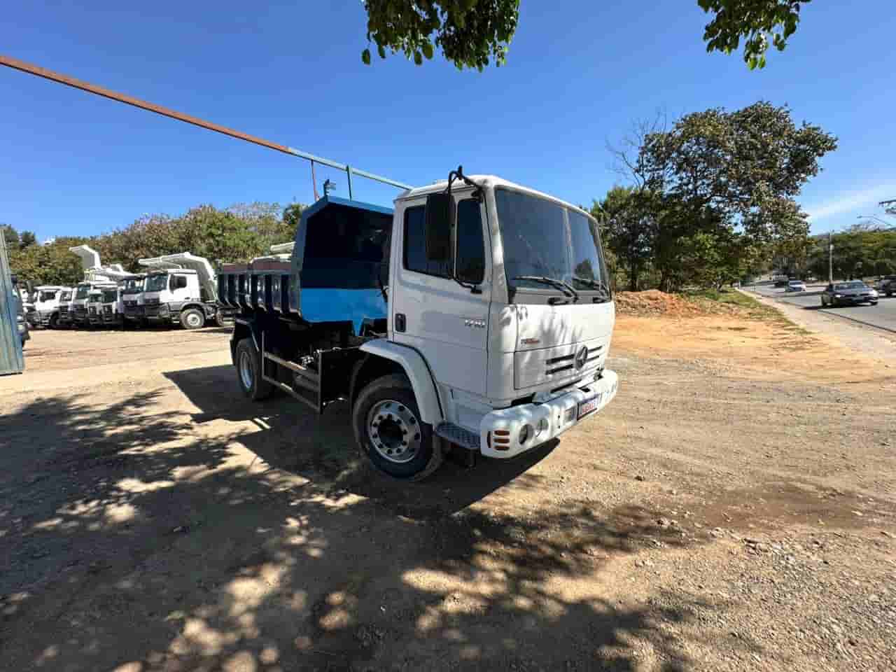 Caminhão Mercedes Benz 1718 2012 - imagem de fundo