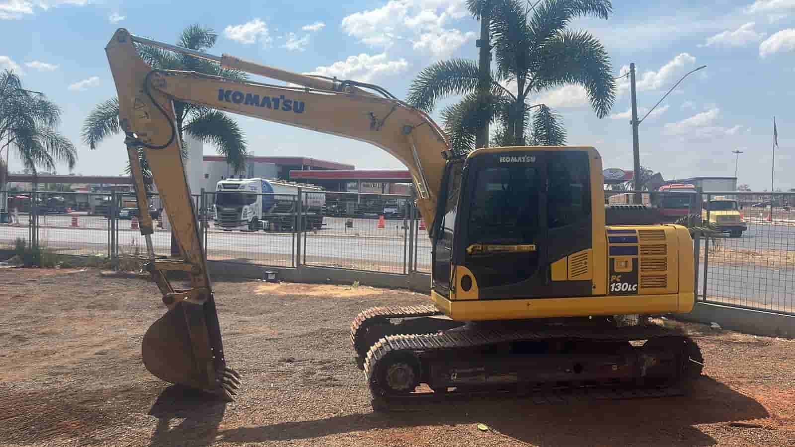 Escavadeira Komatsu PC130 2022 - imagem de fundo
