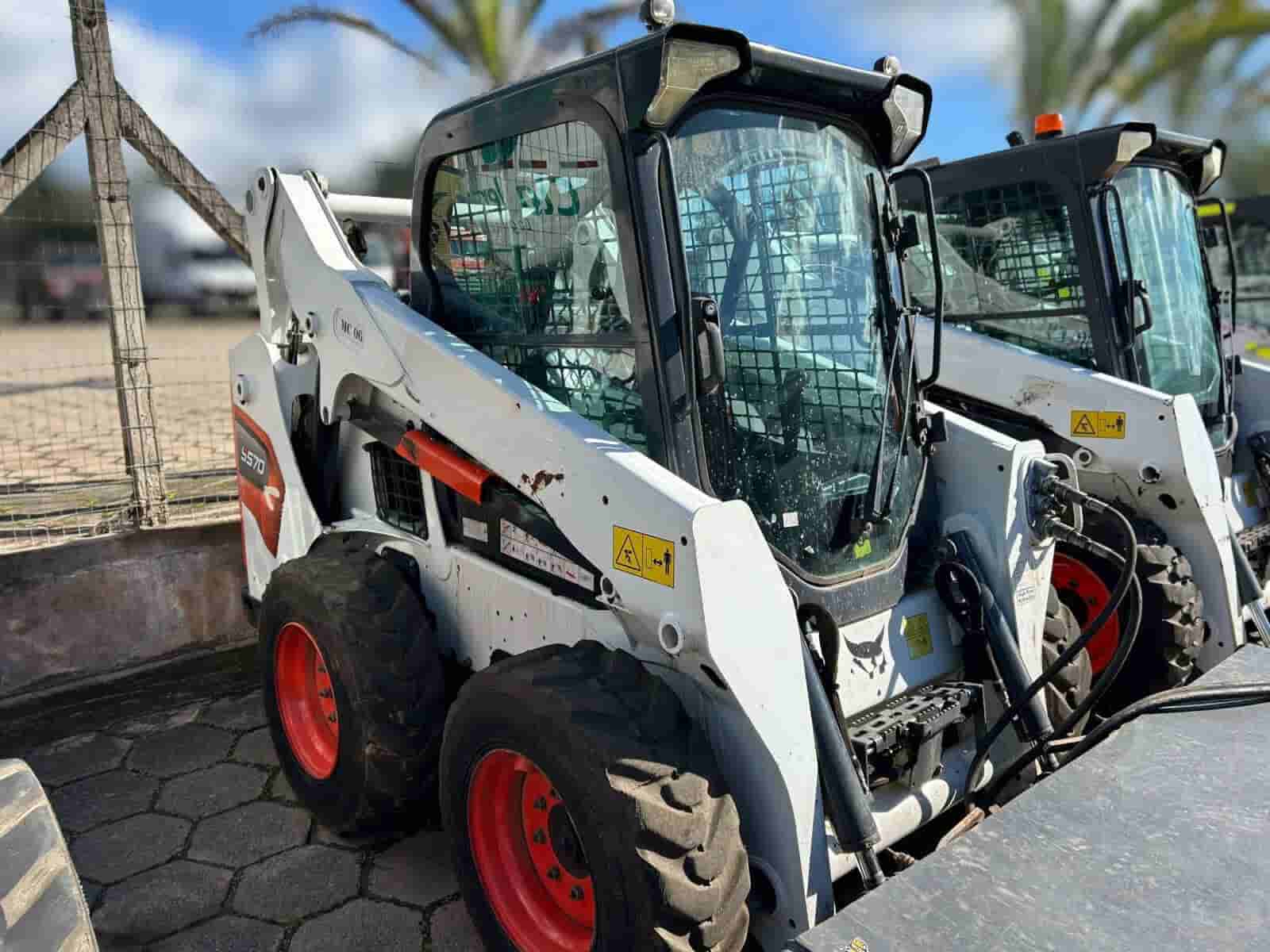 Mini Carregadeira Bobcat S570 2023 - imagem de fundo