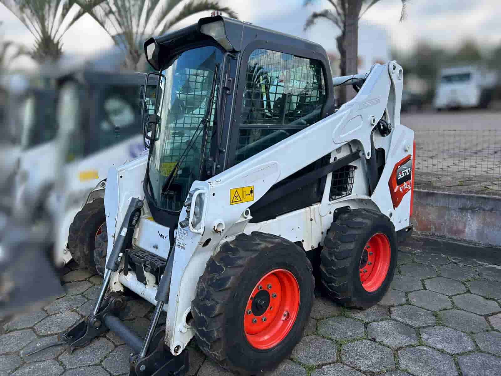 Mini Carregadeira Bobcat S570 2021 - imagem de fundo
