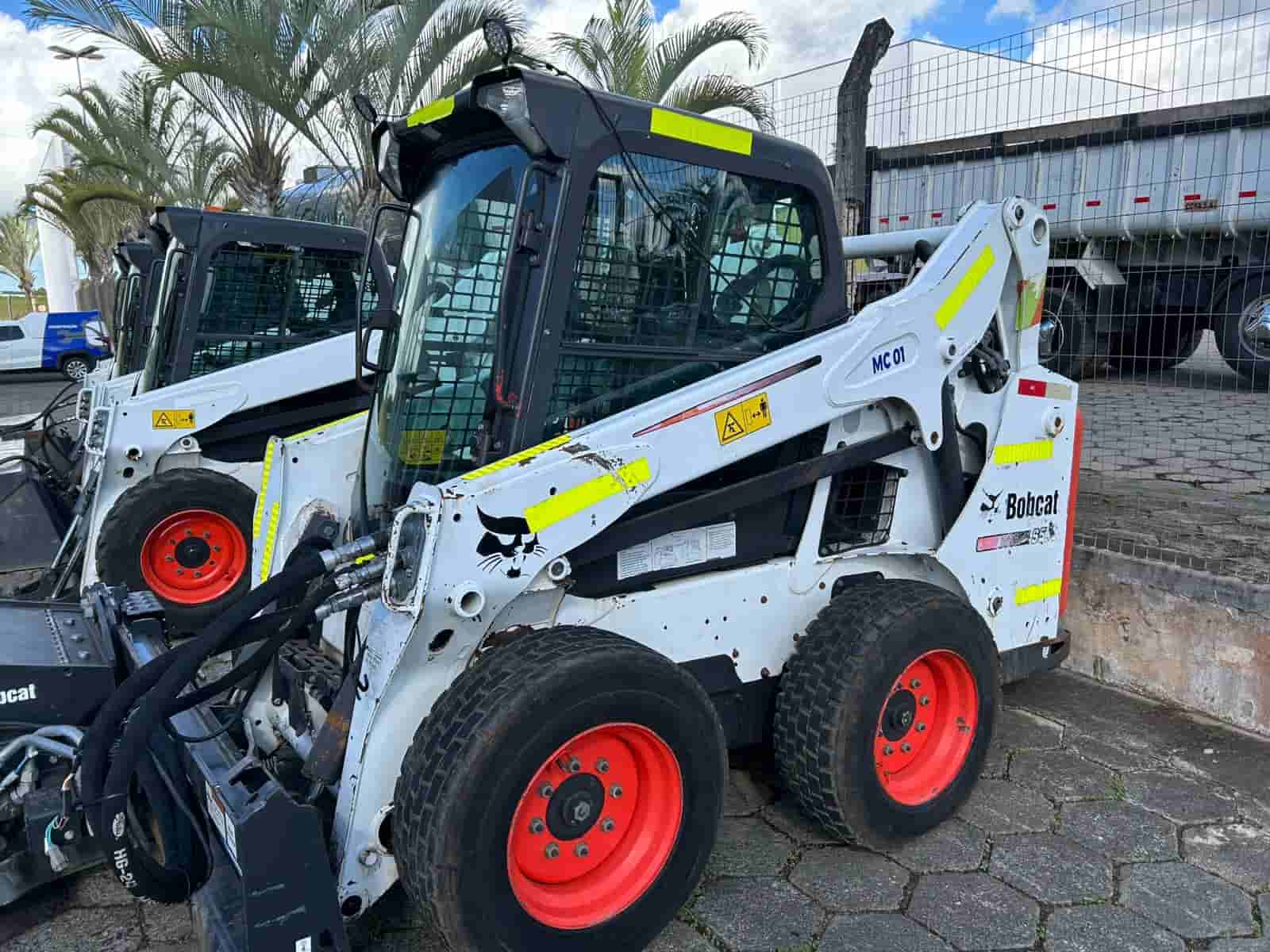 Mini Carregadeira Bobcat S570 2019 - imagem de fundo