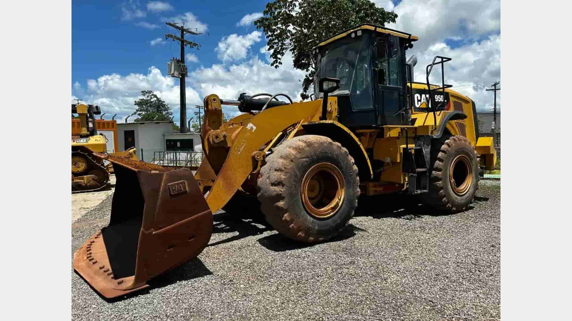 Pá Carregadeira Caterpillar 950L 2019 - imagem de fundo