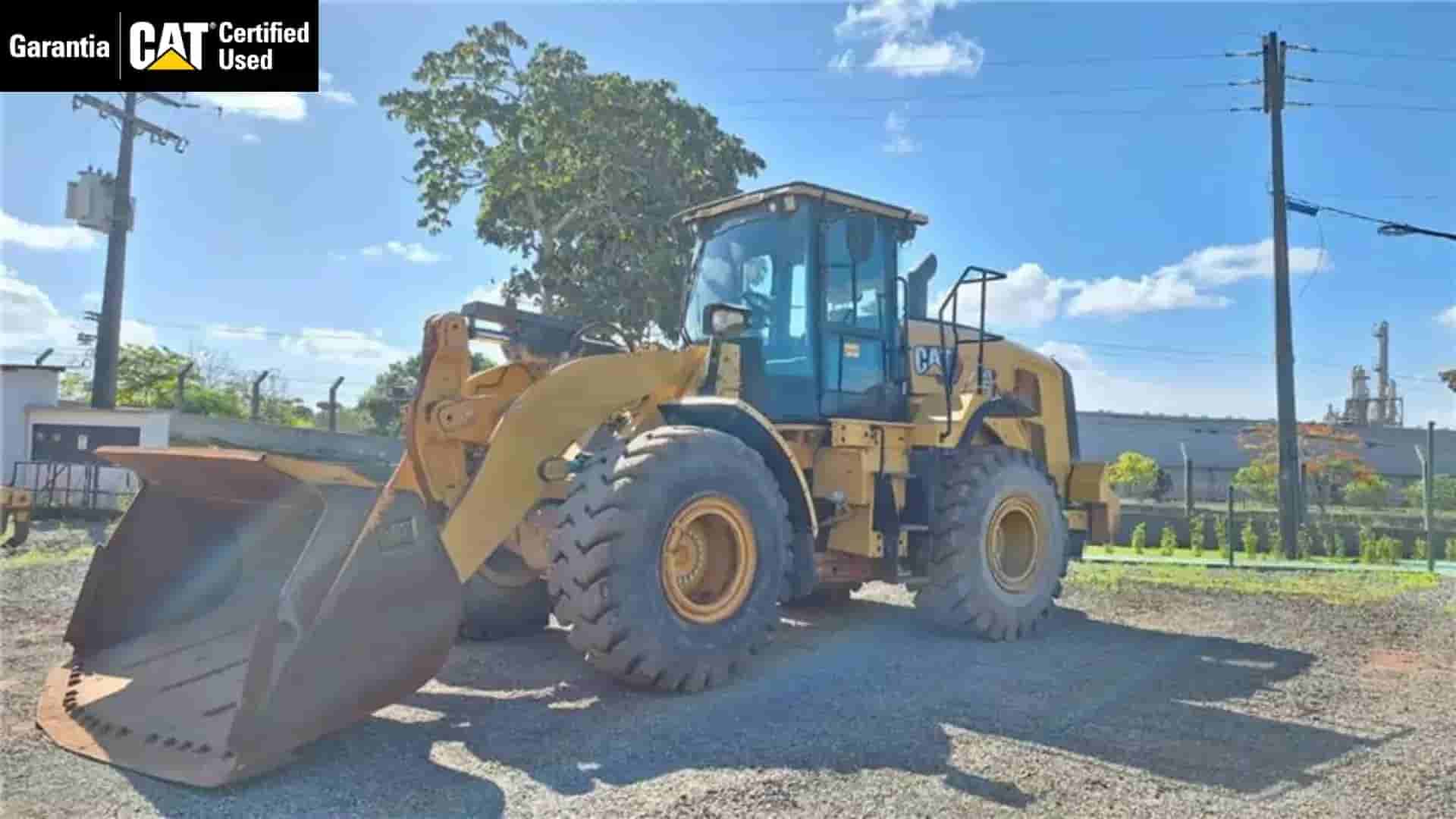 Pá Carregadeira Caterpillar 950L 2020 - imagem de fundo