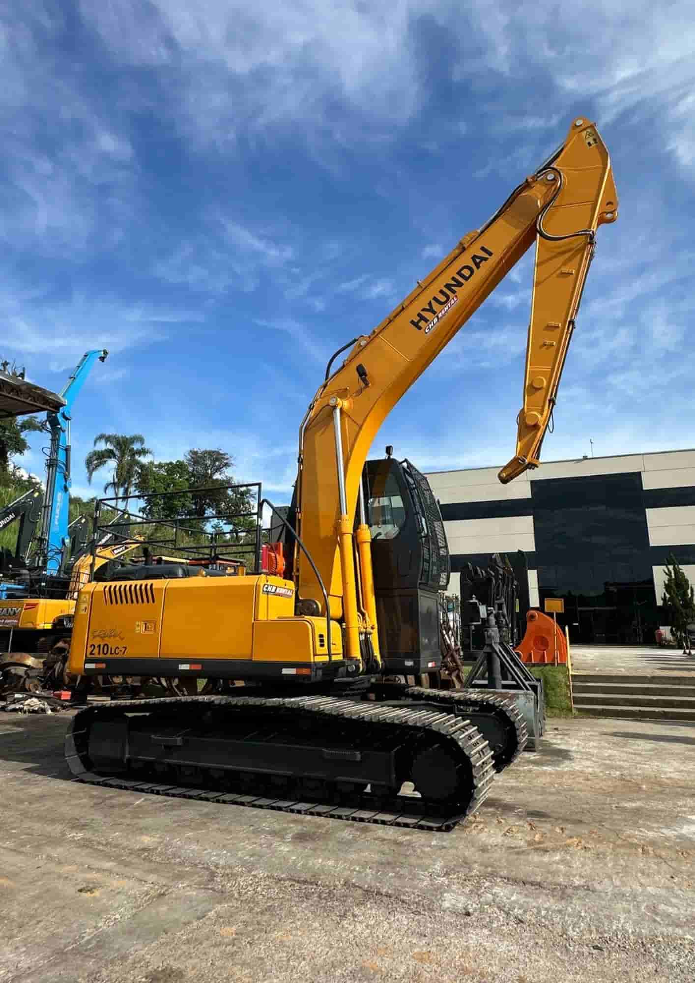 Escavadeira Hyundai R210LC-7 2011 - imagem de fundo