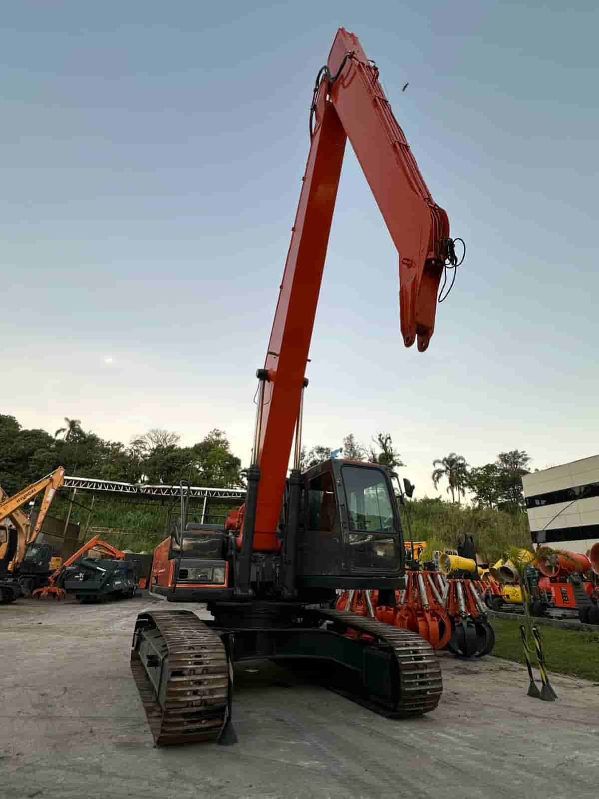 ESCAVADEIRA PARA SUCATAS Hyundai R320LC-7 2009 - imagem de fundo