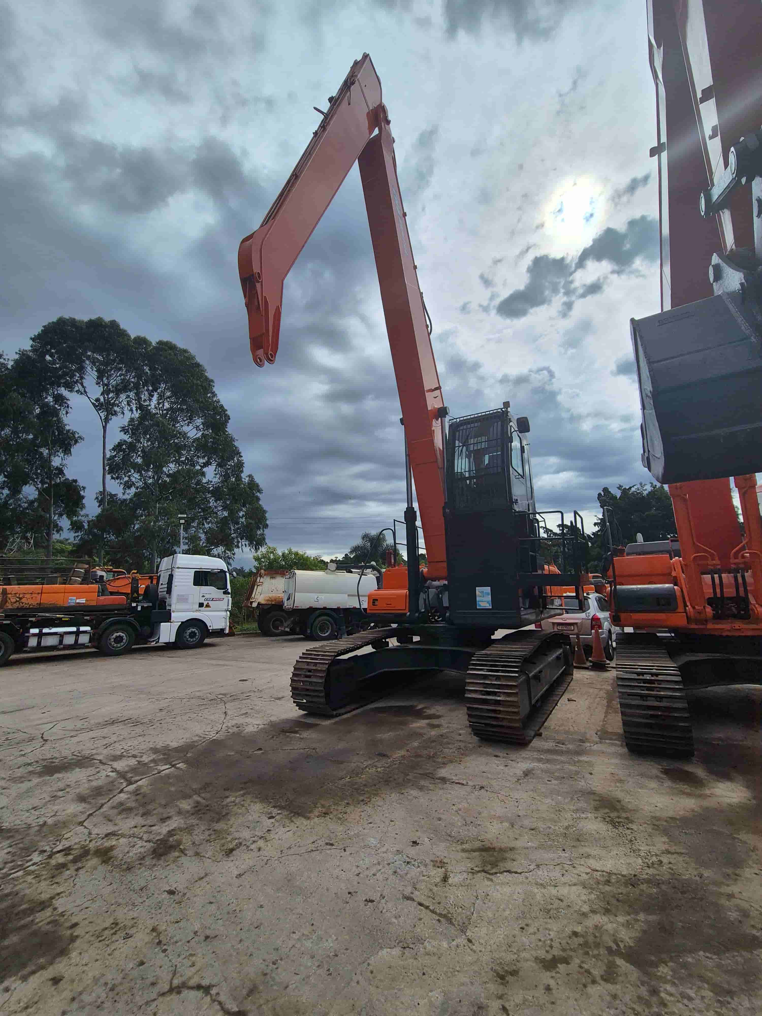ESCAVADEIRA PARA SUCATAS Hyundai R320LC-7 2009 - imagem de fundo
