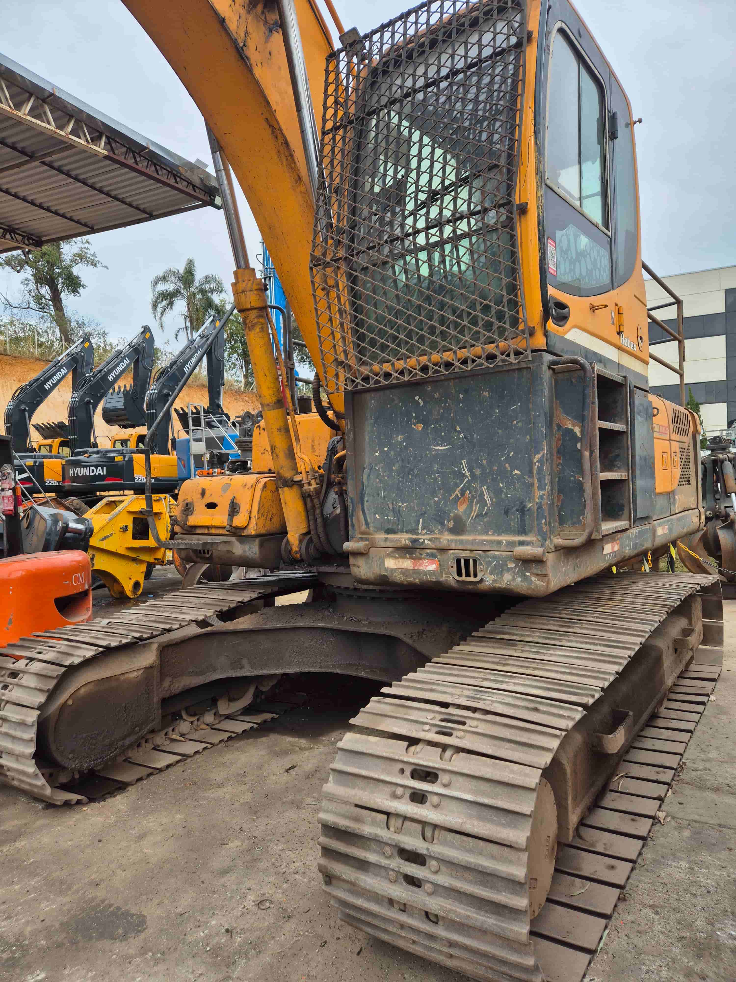 ESCAVADEIRA PARA SUCATAS Hyundai R220 LC 2012 - imagem de fundo