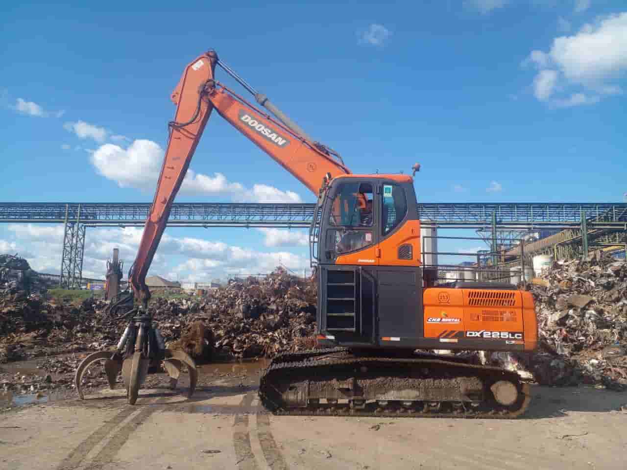 ESCAVADEIRA PARA SUCATAS Doosan DX 225 LC 2018 - imagem de fundo