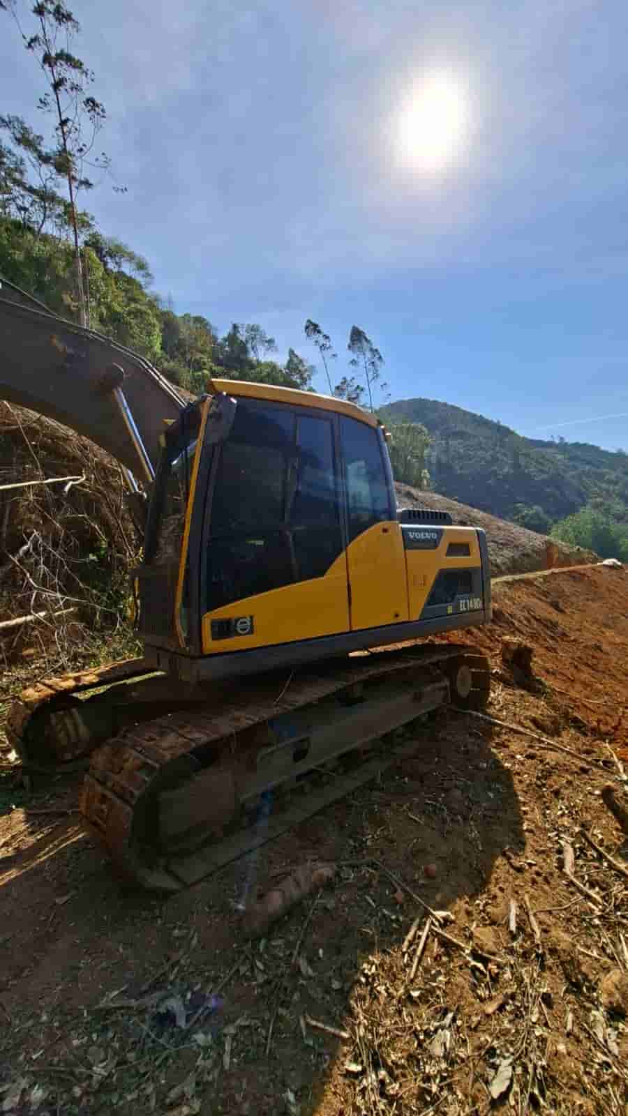 Escavadeira Volvo EC140 2020 - imagem de fundo