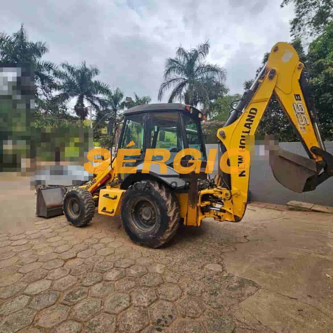 Retroescavadeira New Holland B95 4X4 2019 - imagem de fundo