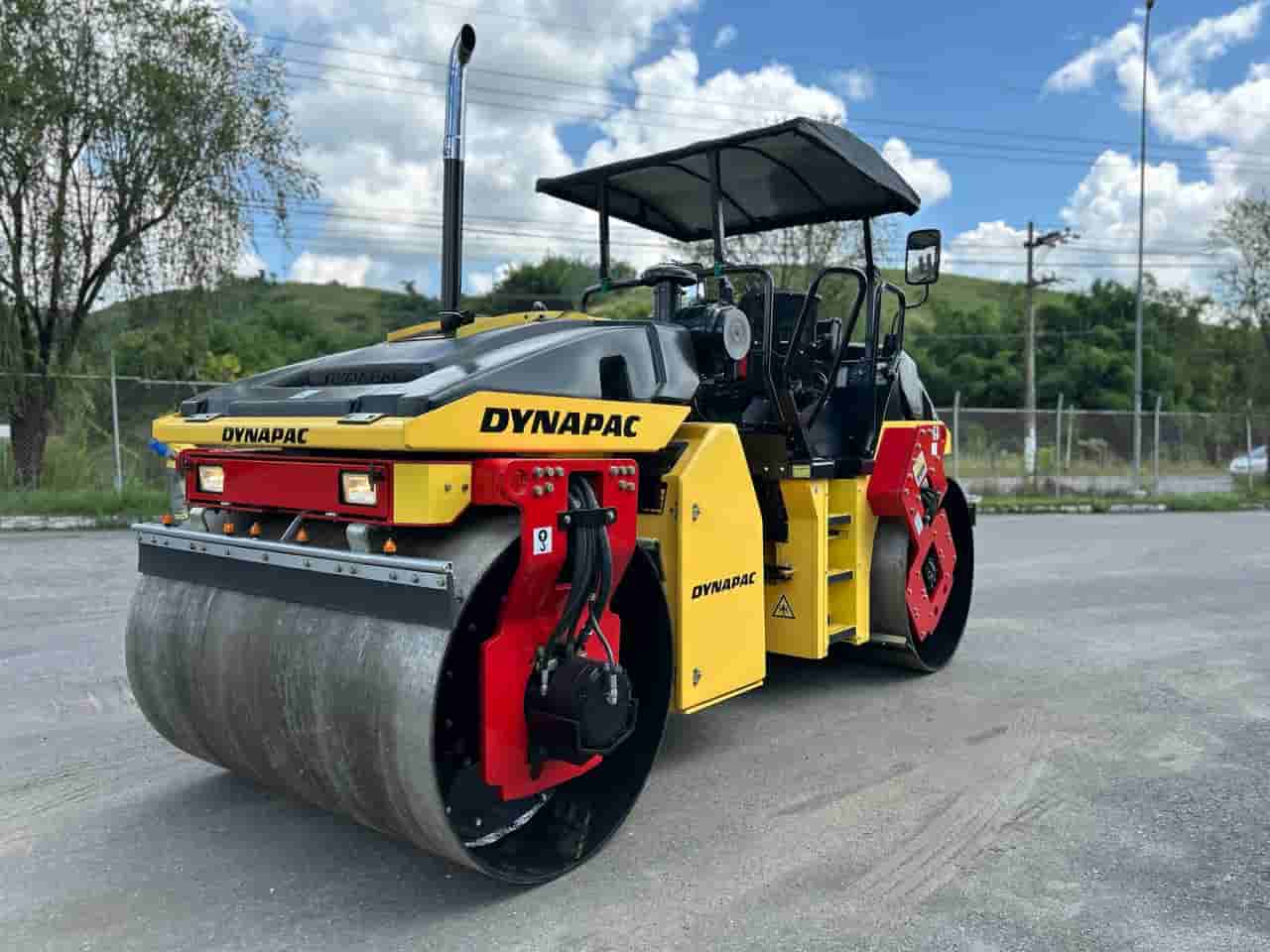 Rolo compactador Dynapac CC322 2011 - imagem de fundo