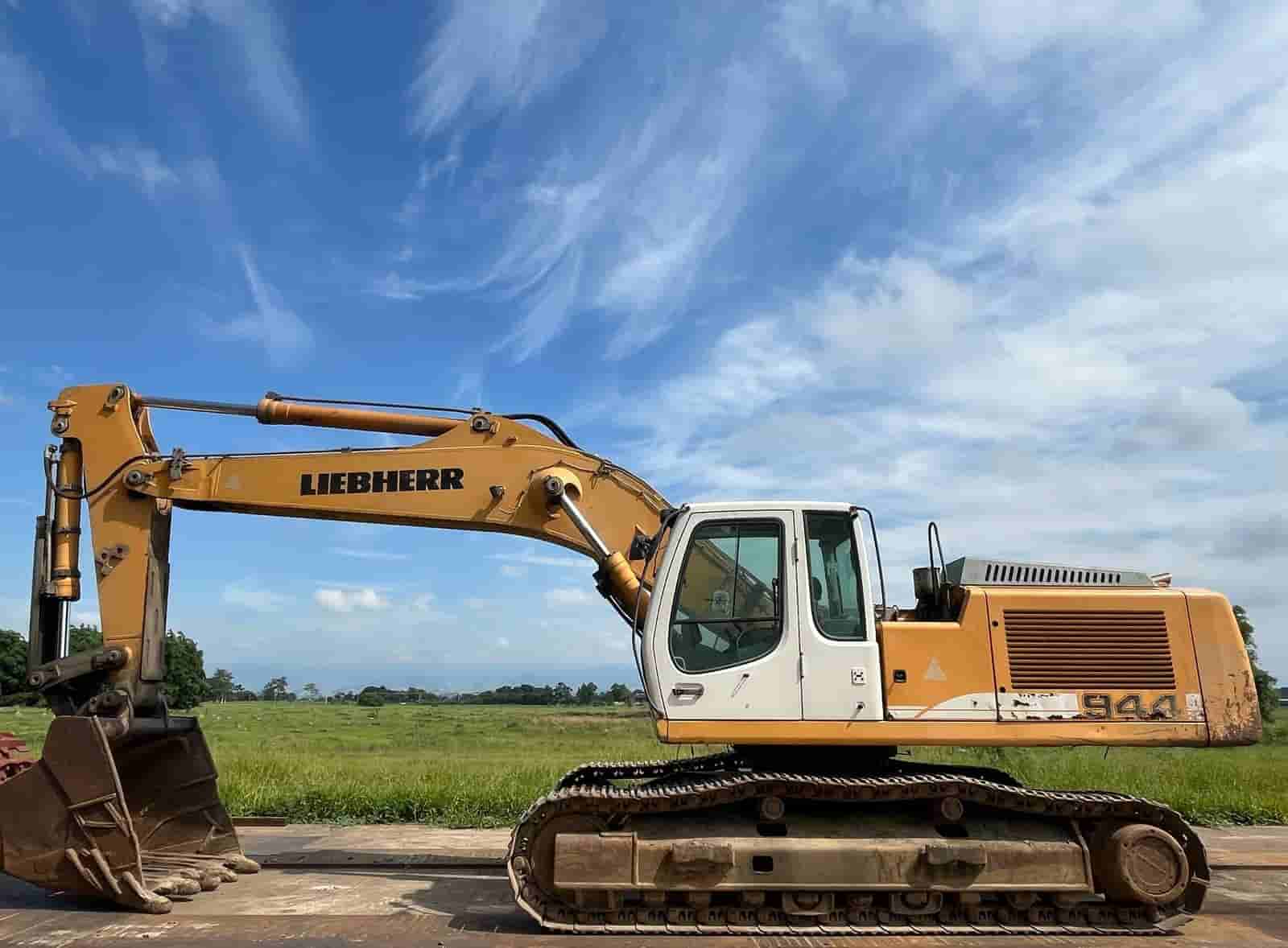 Escavadeira Liebherr R944C 2013 - imagem de fundo