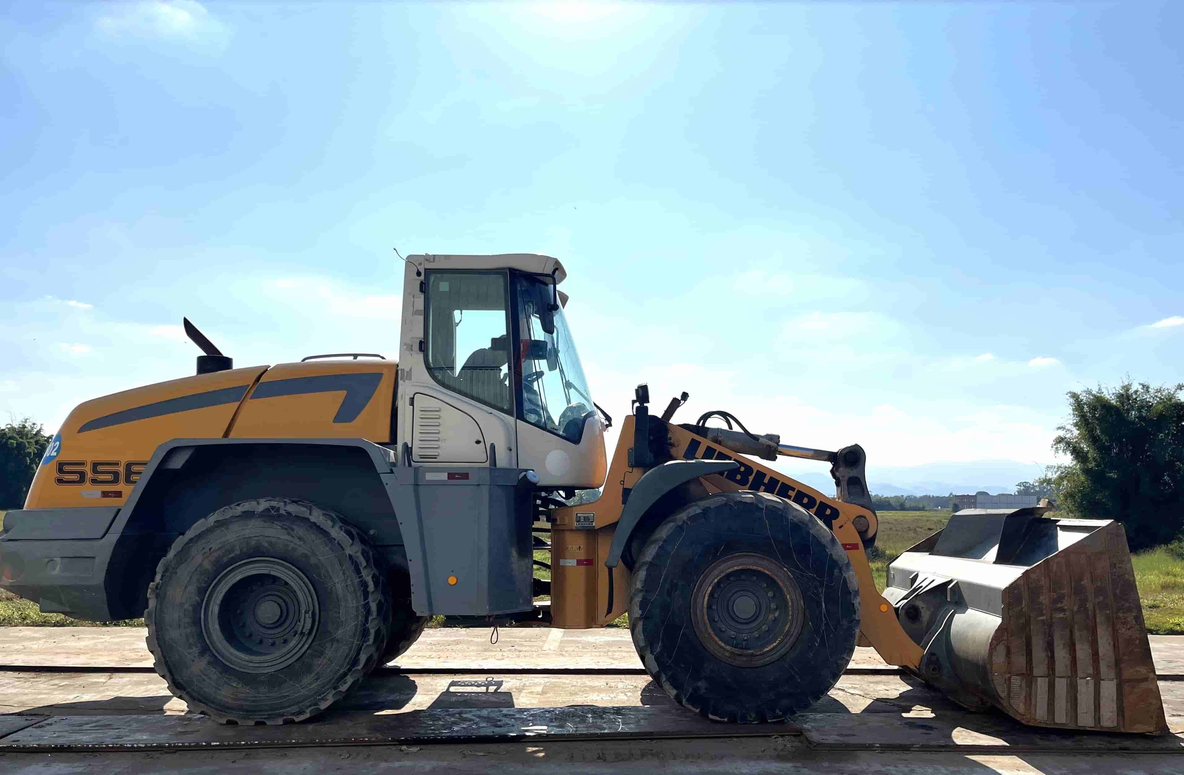 Pá Carregadeira Liebherr L556 2019 - imagem de fundo