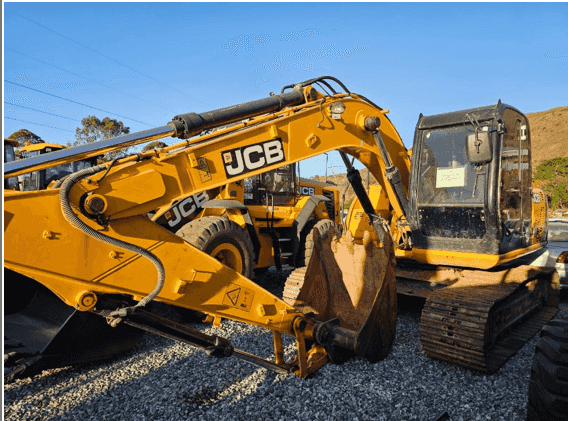 Escavadeira JCB JS130LC 2022 - imagem de fundo