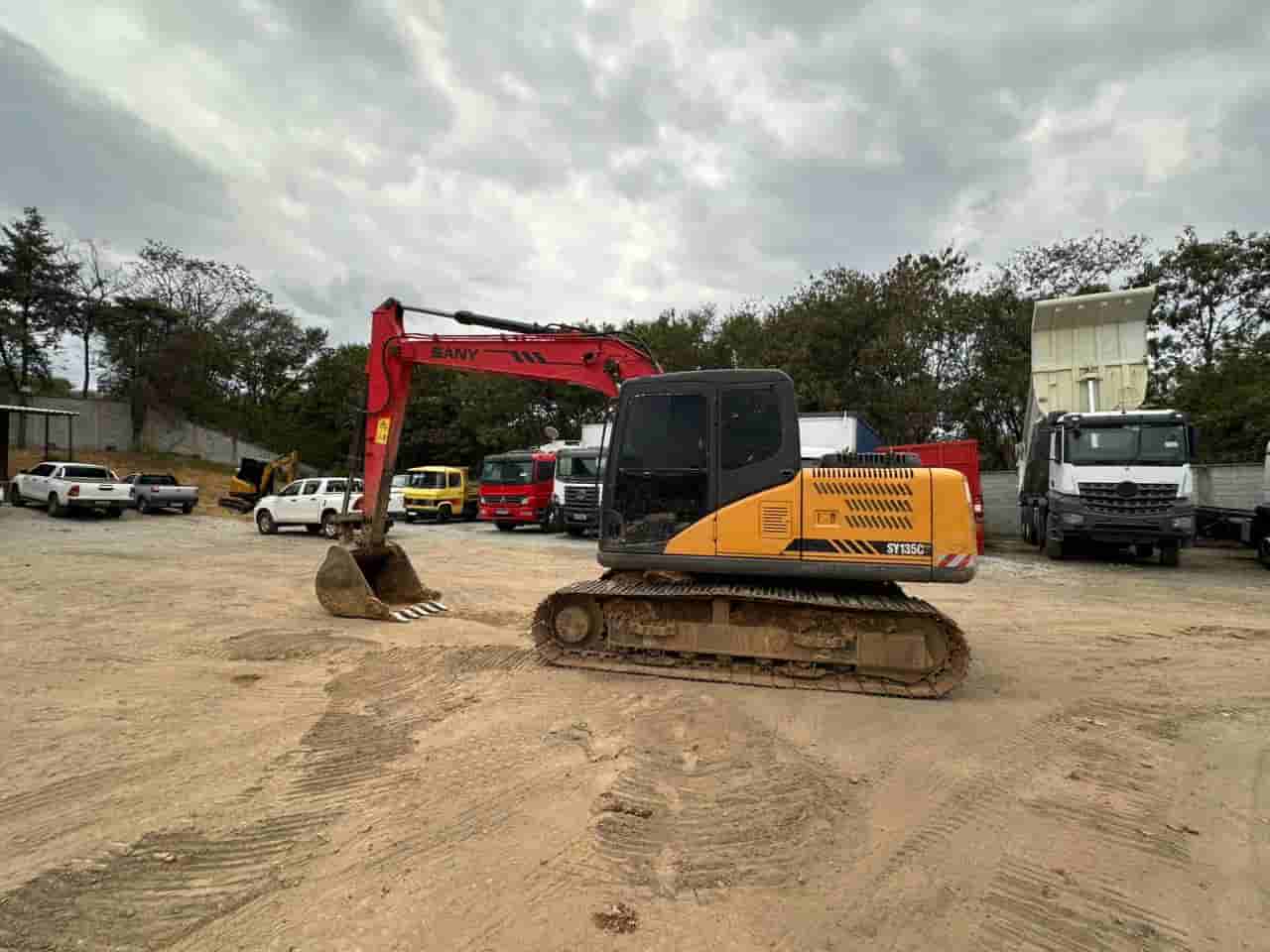 Escavadeira Sany SY135 C 2014 - imagem de fundo